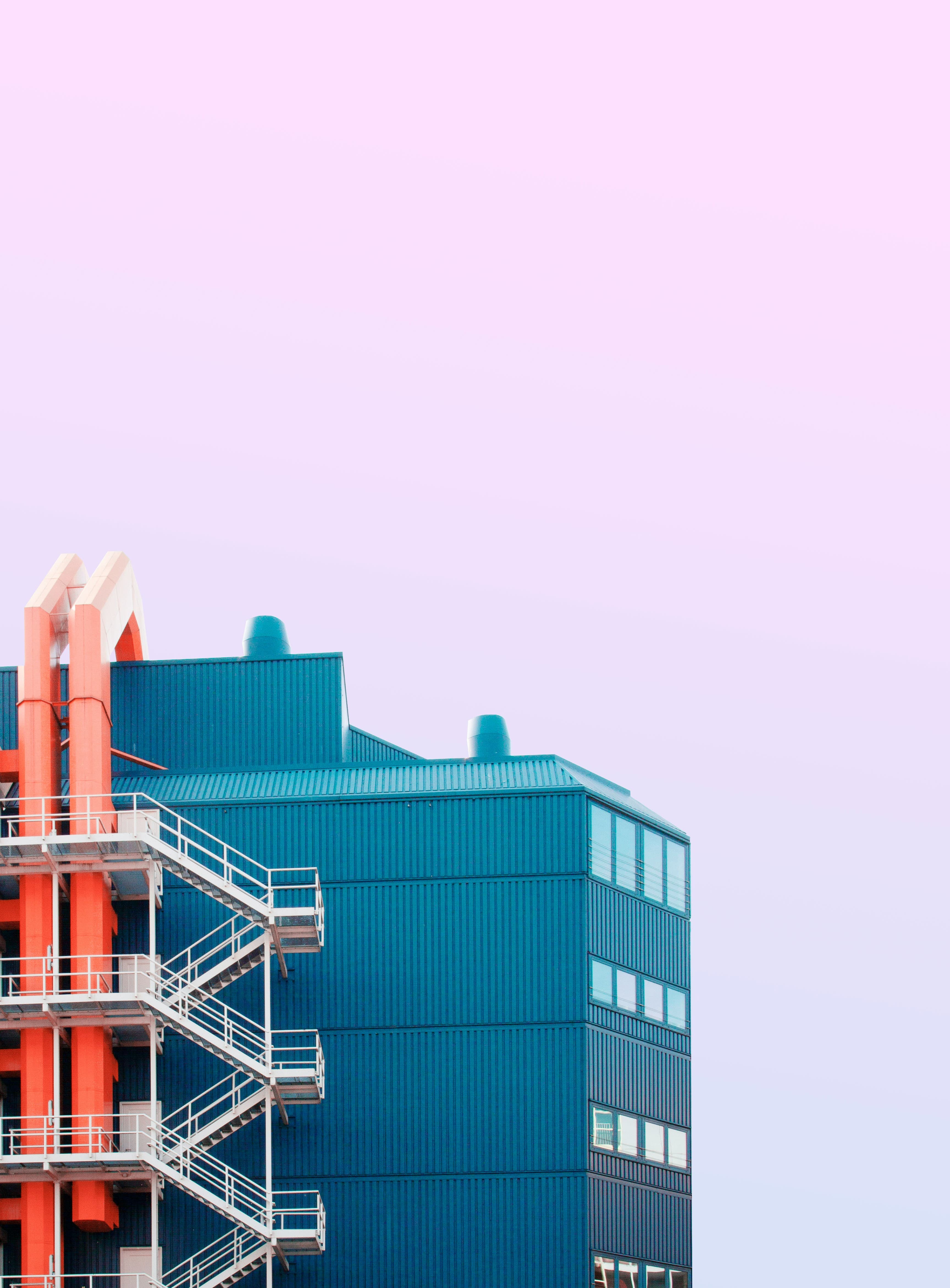Structure industrielle aux lignes bleues et jaunes